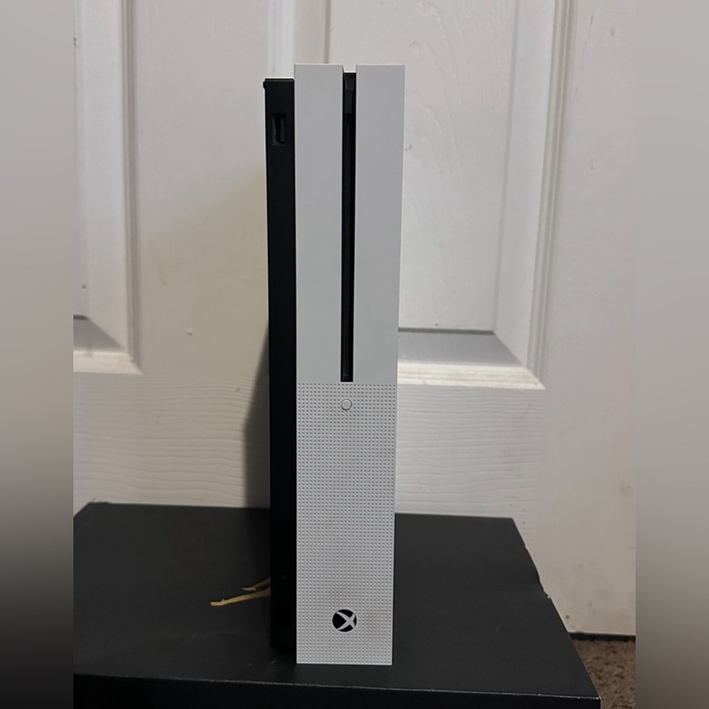 White Xbox Series S 1 TB